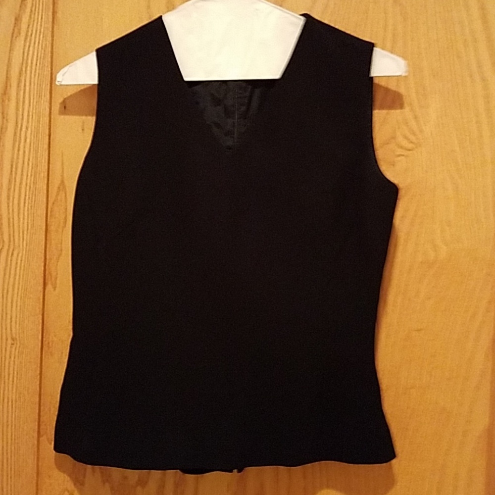 Top Dressy No sleeve. Great for business wear